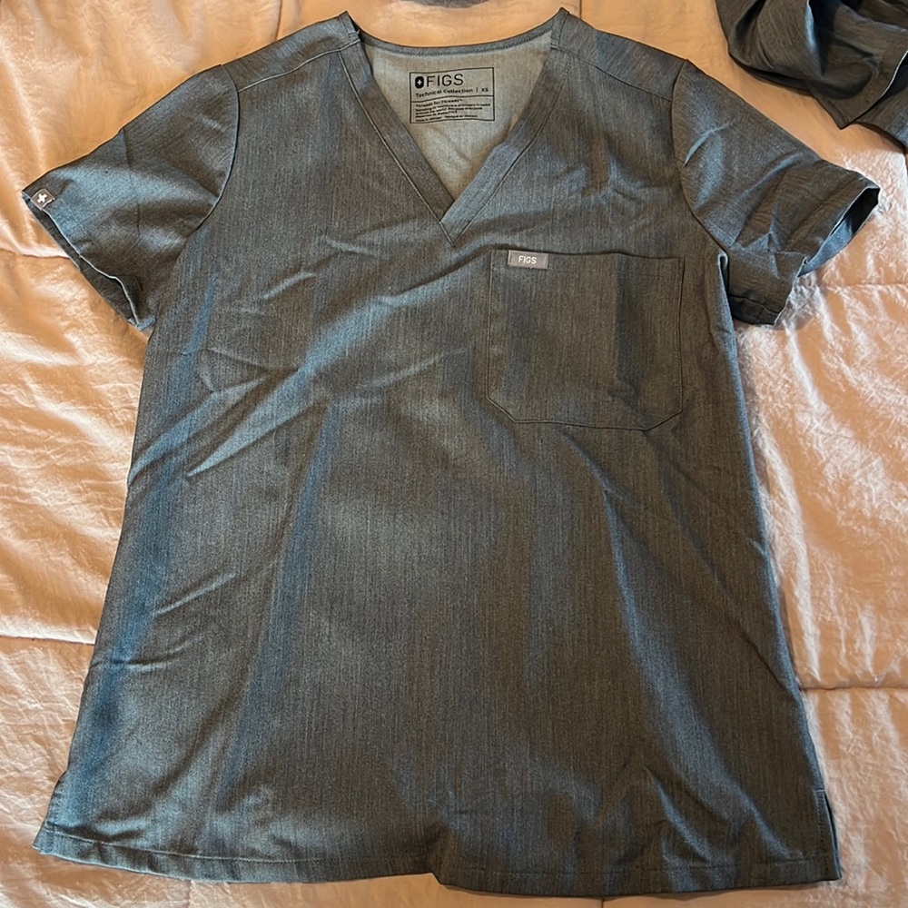 Figs graphite scrub top